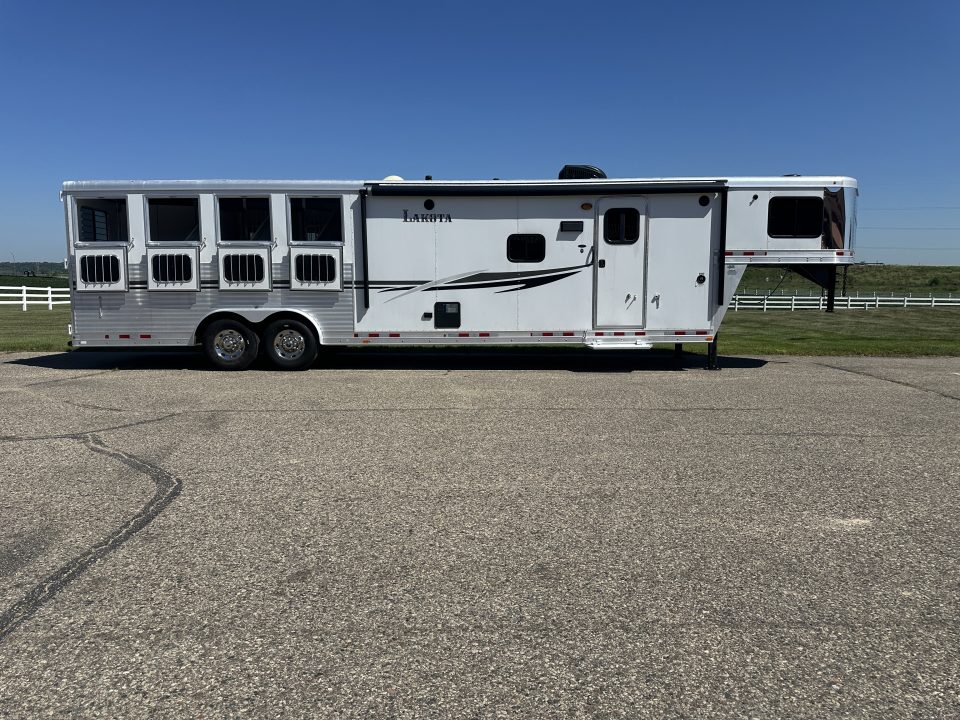 Used 2014 Lakota 4H 13' LQ Horse Trailer