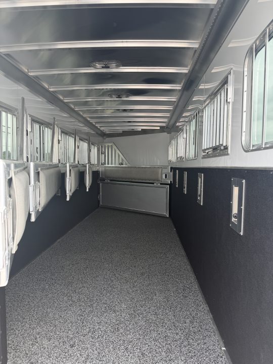 New 2026 Featherlite 6 Horse Gooseneck Horse Trailer