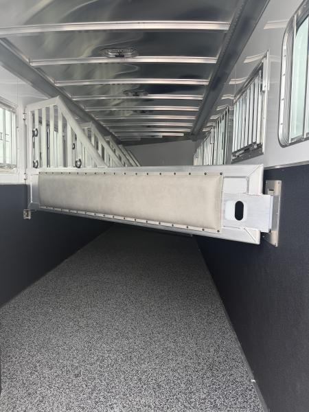 New 2026 Featherlite 6 Horse Gooseneck Horse Trailer