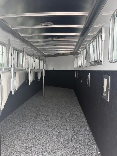 New 2026 Featherlite 6 Horse Gooseneck Horse Trailer