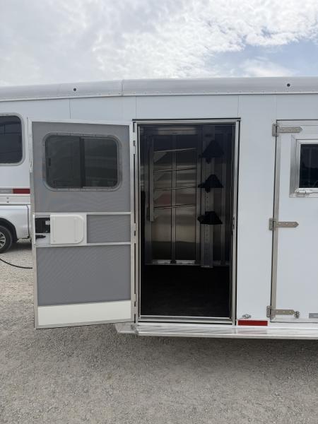 New 2026 Featherlite 6 Horse Gooseneck Horse Trailer