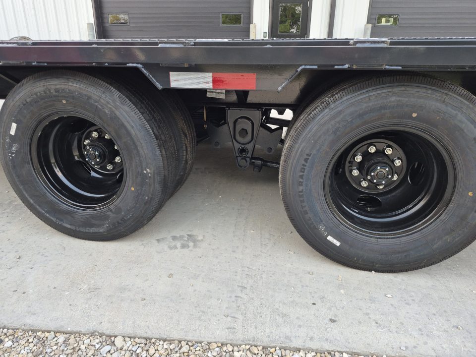 New Hillcrest Trailers 25+5 GN, 25.9k Axles, 14 ply tires, SPARE