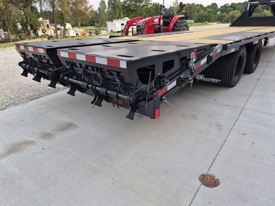 New Hillcrest Trailers 25+5 GN, 25.9k Axles, 14 ply tires, SPARE