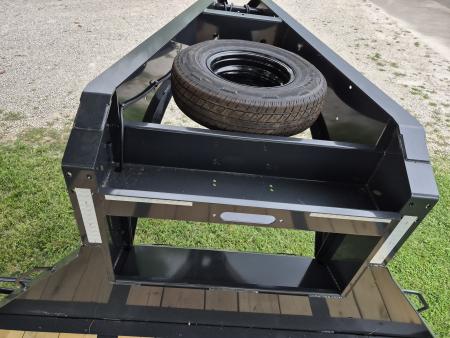 New Hillcrest Trailers 25+5 GN, 25.9k Axles, 14 ply tires, SPARE