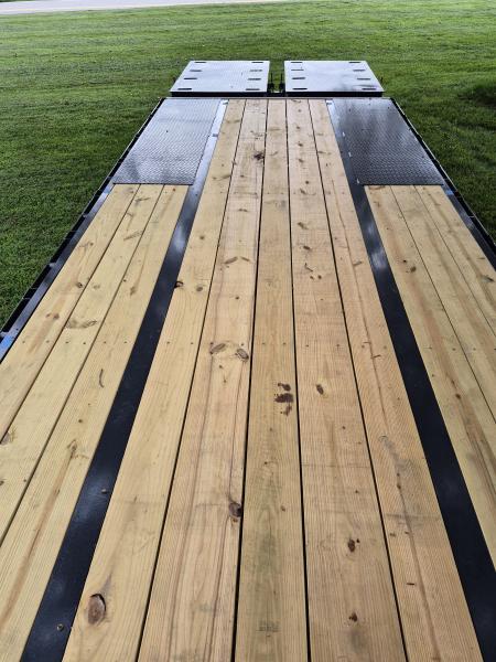 New Hillcrest Trailers 25+5 GN, 25.9k Axles, 14 ply tires, SPARE
