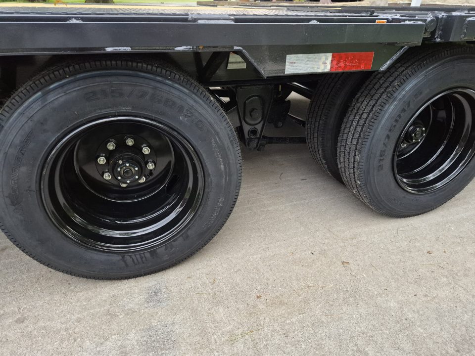New Hillcrest 20+12 Hyd Dovetail, 25.9k Axles, Hdy. Jacks, 18Ply Tires, SPARE