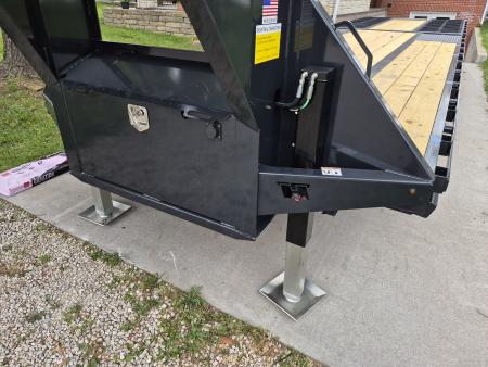 New Hillcrest 20+12 Hyd Dovetail, 25.9k Axles, Hdy. Jacks, 18Ply Tires, SPARE
