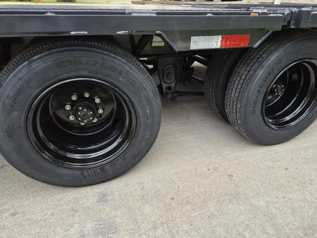 New Hillcrest 20+12 Hyd Dovetail, 25.9k Axles, Hdy. Jacks, 18Ply Tires, SPARE