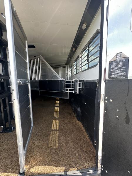 Used 2020 Logan Coach 4H GN RIOT Horse Trailer