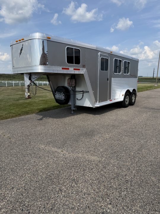 Used 2004 Featherlite Trailers 2H GN Weekender Horse Trailer