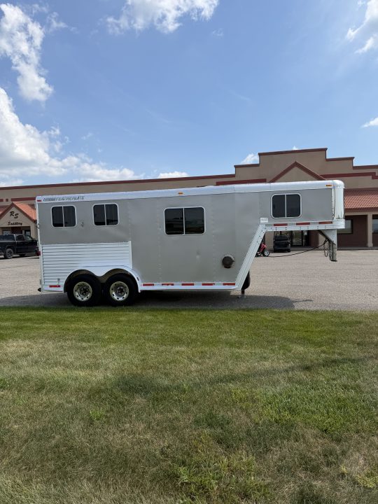 Used 2004 Featherlite Trailers 2H GN Weekender Horse Trailer
