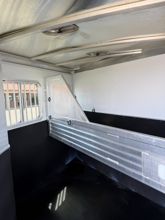 Used 2004 Featherlite Trailers 2H GN Weekender Horse Trailer