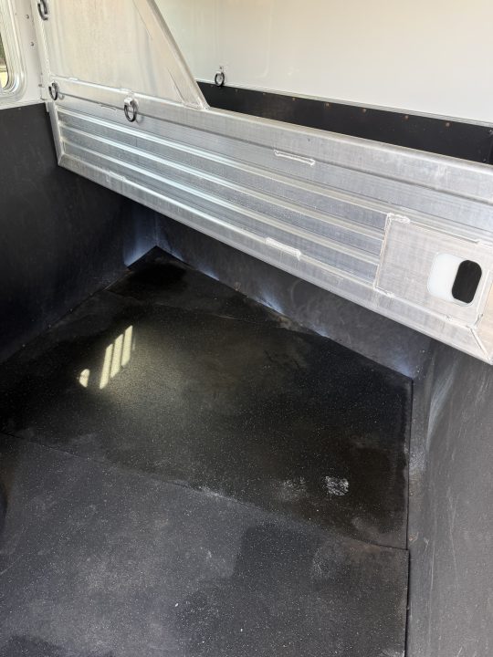 Used 2004 Featherlite Trailers 2H GN Weekender Horse Trailer