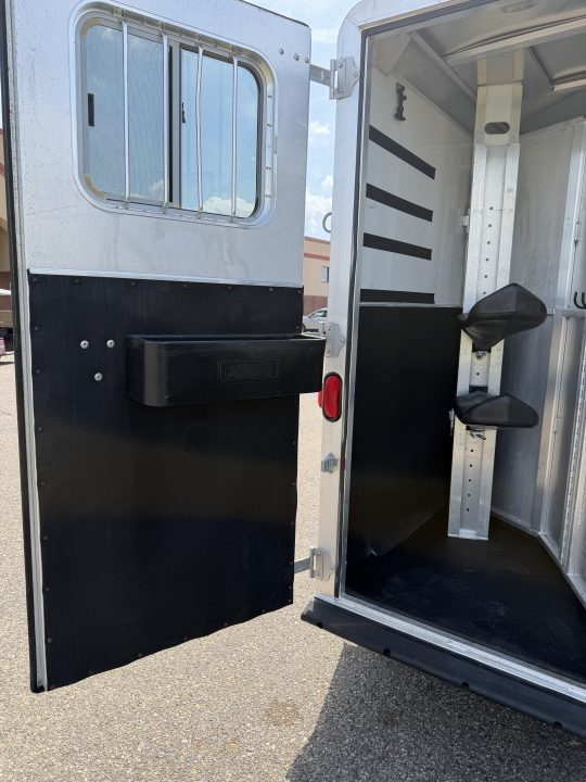 Used 2004 Featherlite Trailers 2H GN Weekender Horse Trailer