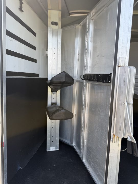 Used 2004 Featherlite Trailers 2H GN Weekender Horse Trailer