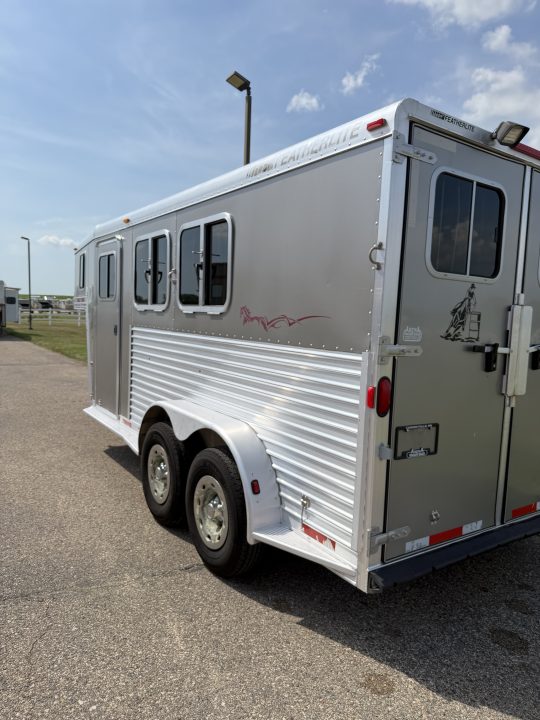 Used 2004 Featherlite Trailers 2H GN Weekender Horse Trailer