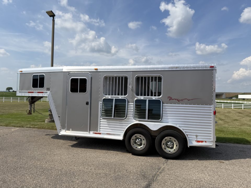 Used 2004 Featherlite Trailers 2H GN Weekender Horse Trailer