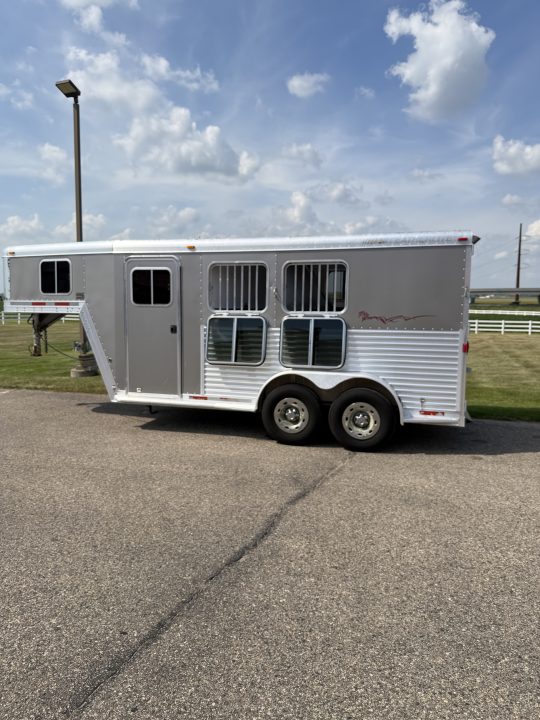 Used 2004 Featherlite Trailers 2H GN Weekender Horse Trailer