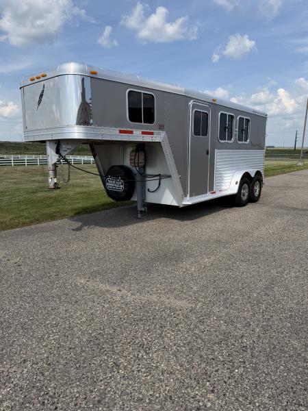Used 2004 Featherlite Trailers 2H GN Weekender Horse Trailer