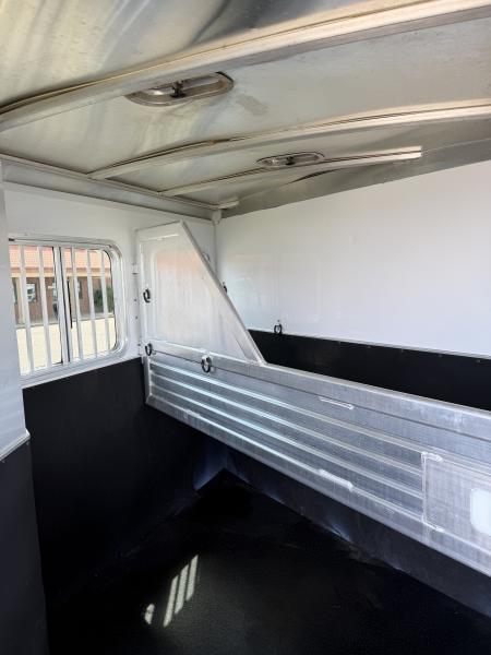 Used 2004 Featherlite Trailers 2H GN Weekender Horse Trailer