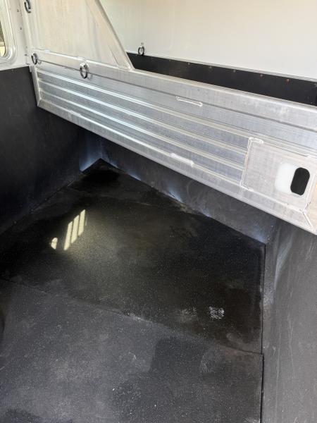 Used 2004 Featherlite Trailers 2H GN Weekender Horse Trailer