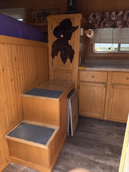 Used 2004 Featherlite Trailers 2H GN Weekender Horse Trailer
