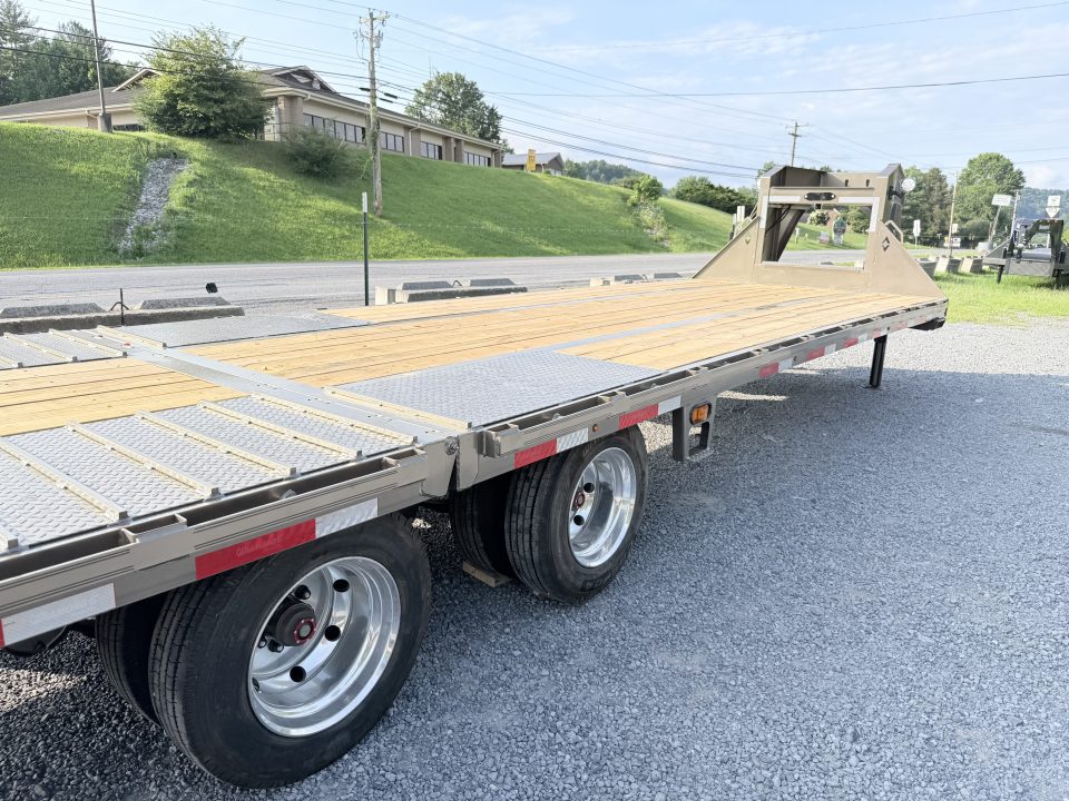 New 2026 Diamond C FMAX212 GOOSENECK TRAILER PACESETTER EDITION HYDRO JACKS & DOVE DISC BRAKES 17.5 ALUMINUM OUTER RIMS