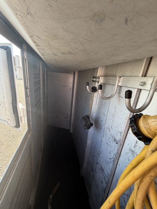Used 2002 Platinum 4 HORSE LIVING QUARTERS Horse Trailer
