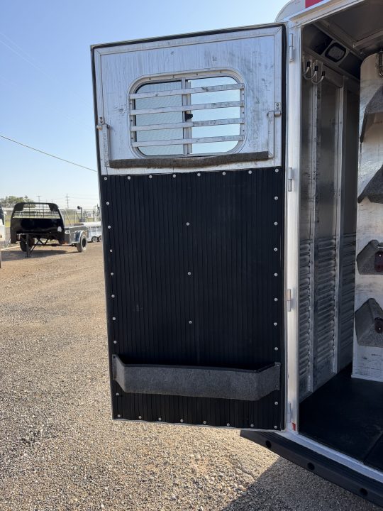 Used 2002 Platinum 4 HORSE LIVING QUARTERS Horse Trailer