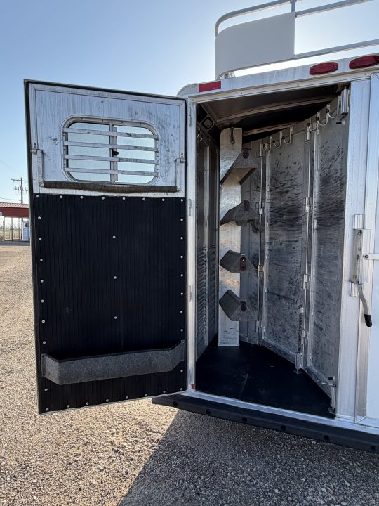 Used 2002 Platinum 4 HORSE LIVING QUARTERS Horse Trailer