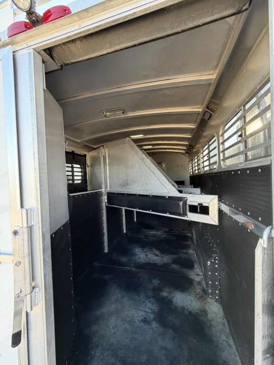 Used 2002 Platinum 4 HORSE LIVING QUARTERS Horse Trailer