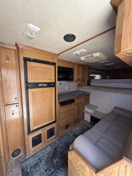 Used 2002 Platinum 4 HORSE LIVING QUARTERS Horse Trailer
