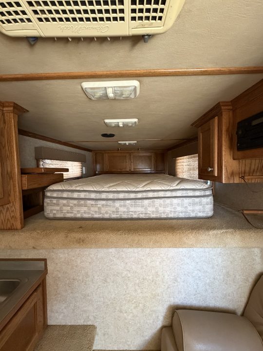 Used 2002 Platinum 4 HORSE LIVING QUARTERS Horse Trailer