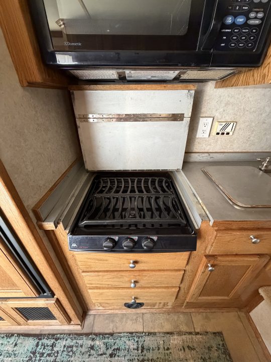 Used 2002 Platinum 4 HORSE LIVING QUARTERS Horse Trailer