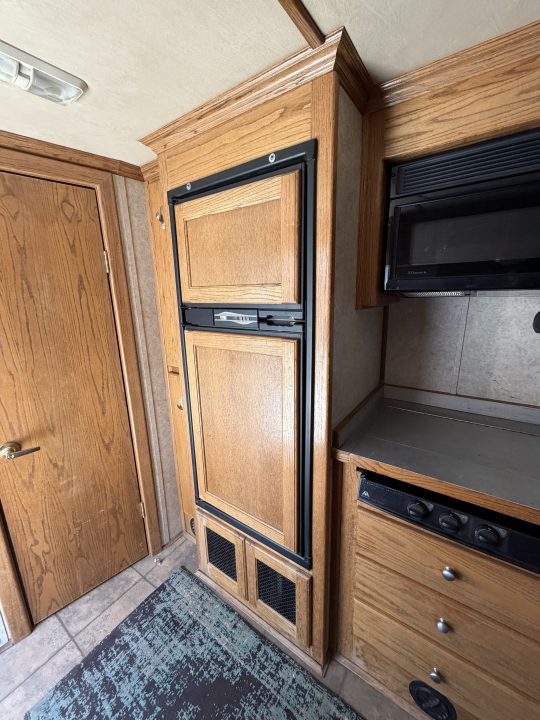 Used 2002 Platinum 4 HORSE LIVING QUARTERS Horse Trailer