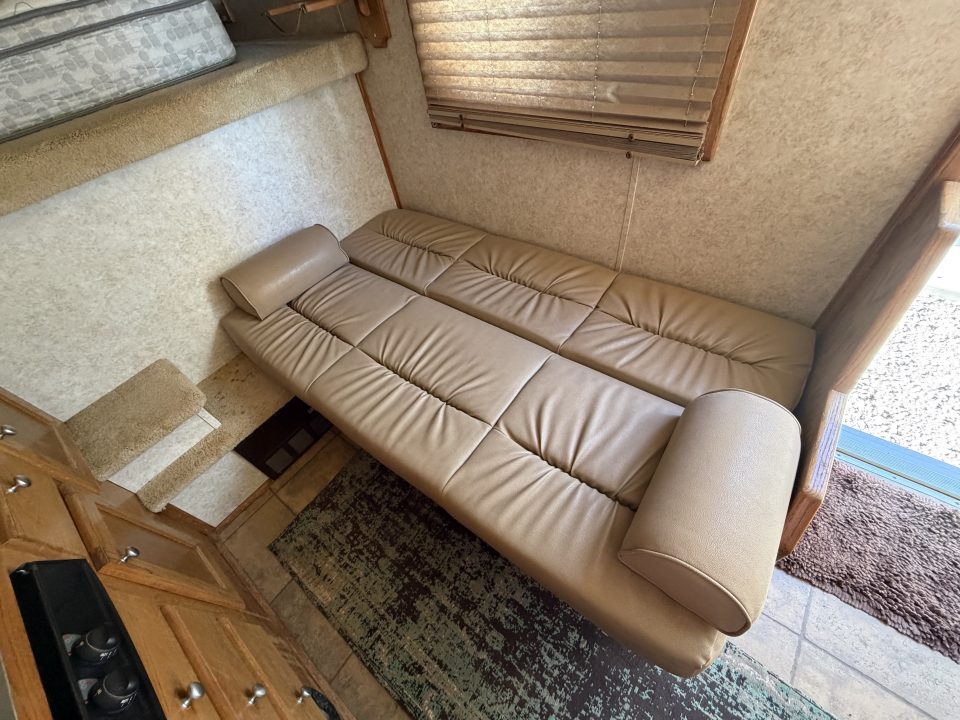 Used 2002 Platinum 4 HORSE LIVING QUARTERS Horse Trailer