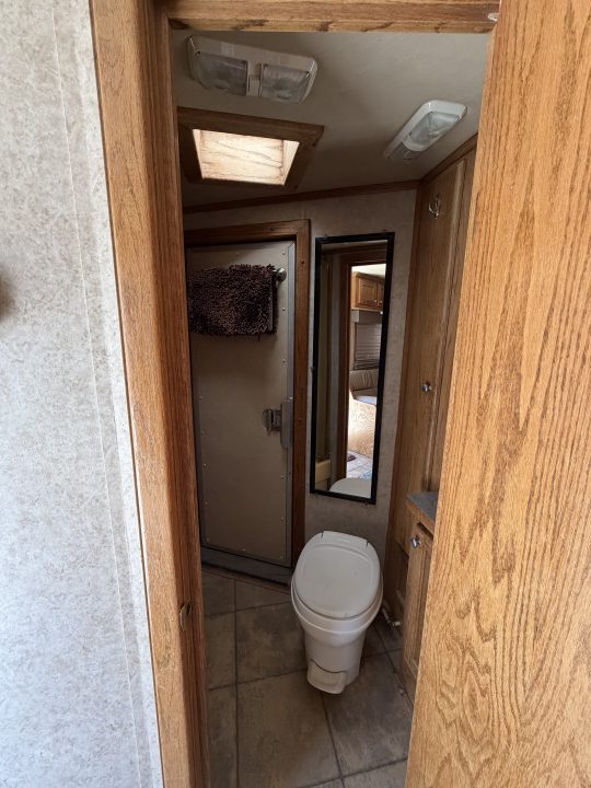 Used 2002 Platinum 4 HORSE LIVING QUARTERS Horse Trailer