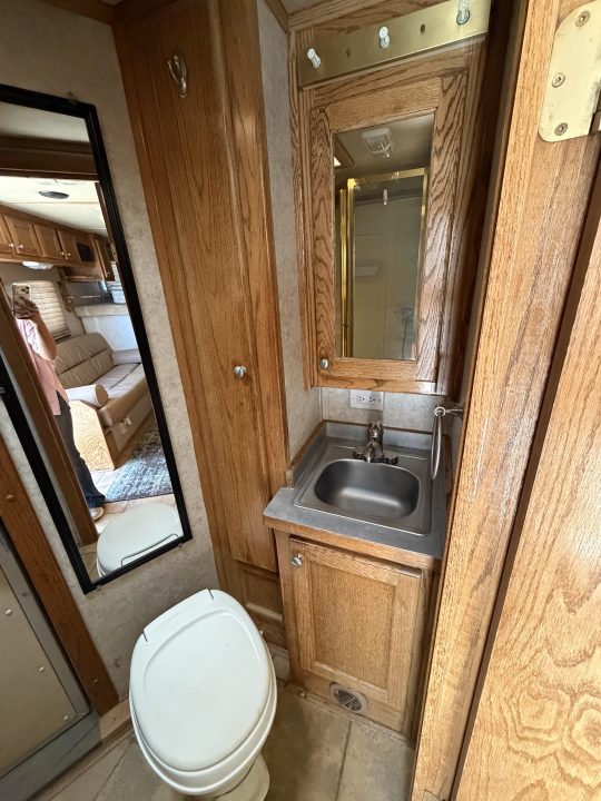 Used 2002 Platinum 4 HORSE LIVING QUARTERS Horse Trailer