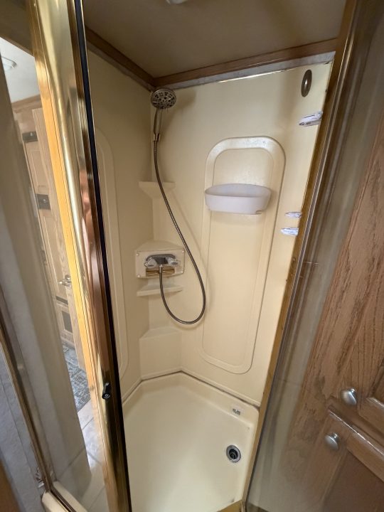 Used 2002 Platinum 4 HORSE LIVING QUARTERS Horse Trailer