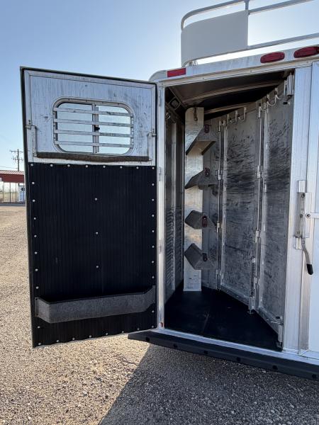 Used 2002 Platinum 4 HORSE LIVING QUARTERS Horse Trailer