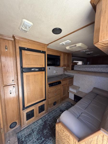 Used 2002 Platinum 4 HORSE LIVING QUARTERS Horse Trailer