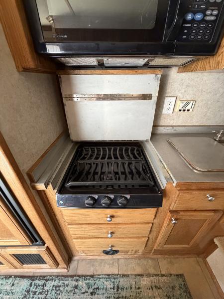 Used 2002 Platinum 4 HORSE LIVING QUARTERS Horse Trailer