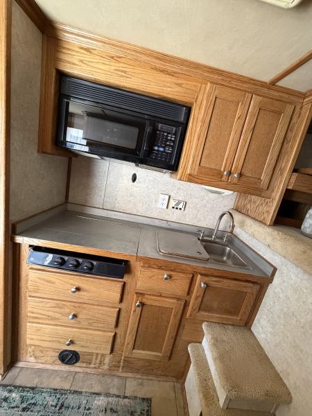 Used 2002 Platinum 4 HORSE LIVING QUARTERS Horse Trailer
