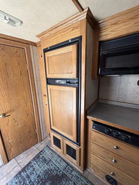Used 2002 Platinum 4 HORSE LIVING QUARTERS Horse Trailer