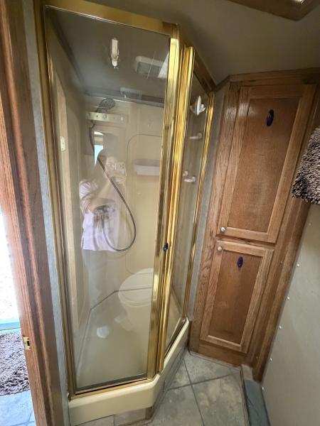 Used 2002 Platinum 4 HORSE LIVING QUARTERS Horse Trailer