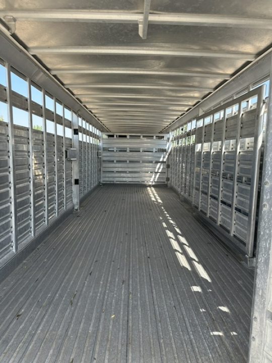 Consignment 2013 Featherlite 40' Ground Load