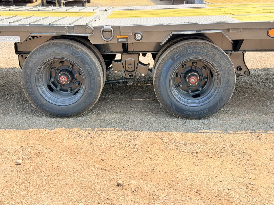 New 2027 MAXD 8.5-34 Tandem Dual Gooseneck Deckover Equipement Hauler W/ Hydraulic Dove 25.9K GVWR