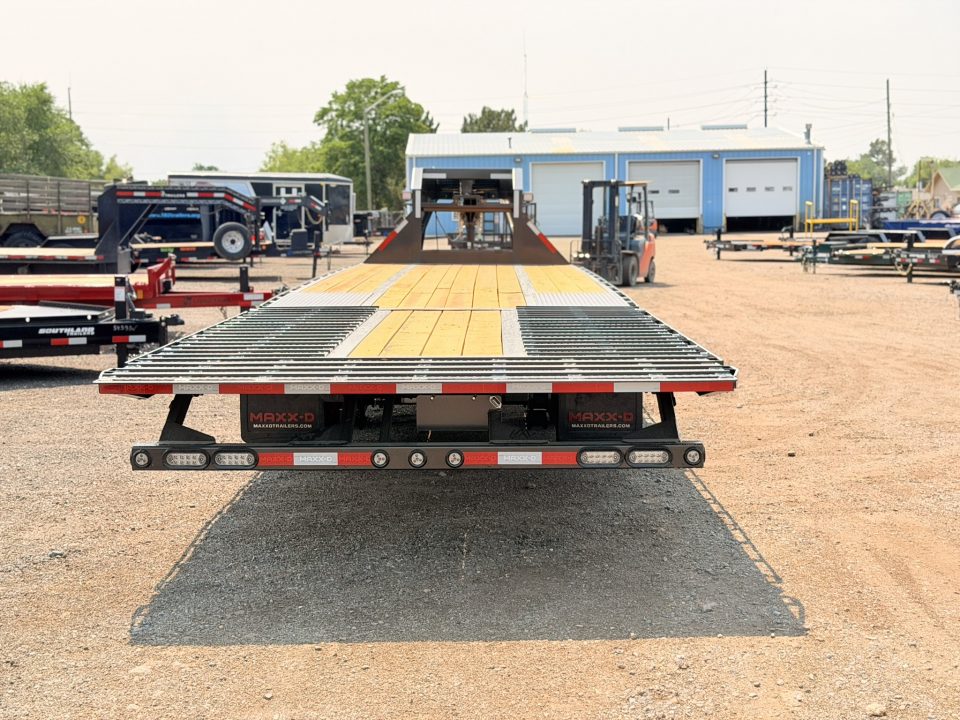 New 2027 MAXD 8.5-34 Tandem Dual Gooseneck Deckover Equipement Hauler W/ Hydraulic Dove 25.9K GVWR