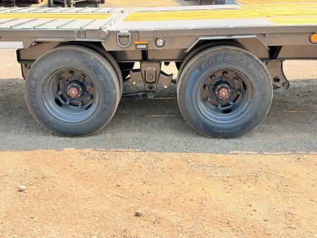 New 2027 MAXD 8.5-34 Tandem Dual Gooseneck Deckover Equipement Hauler W/ Hydraulic Dove 25.9K GVWR