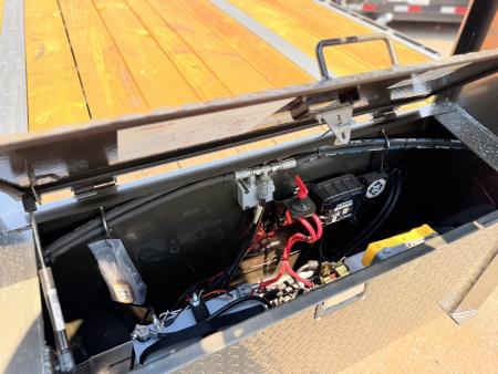 New 2027 MAXD 8.5-34 Tandem Dual Gooseneck Deckover Equipement Hauler W/ Hydraulic Dove 25.9K GVWR